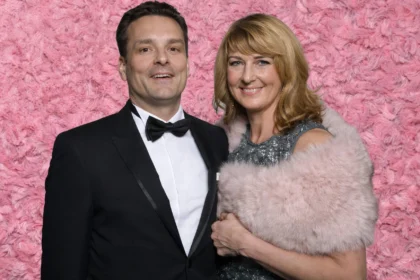 Mit wem ist Holger Stockhaus verheiratet